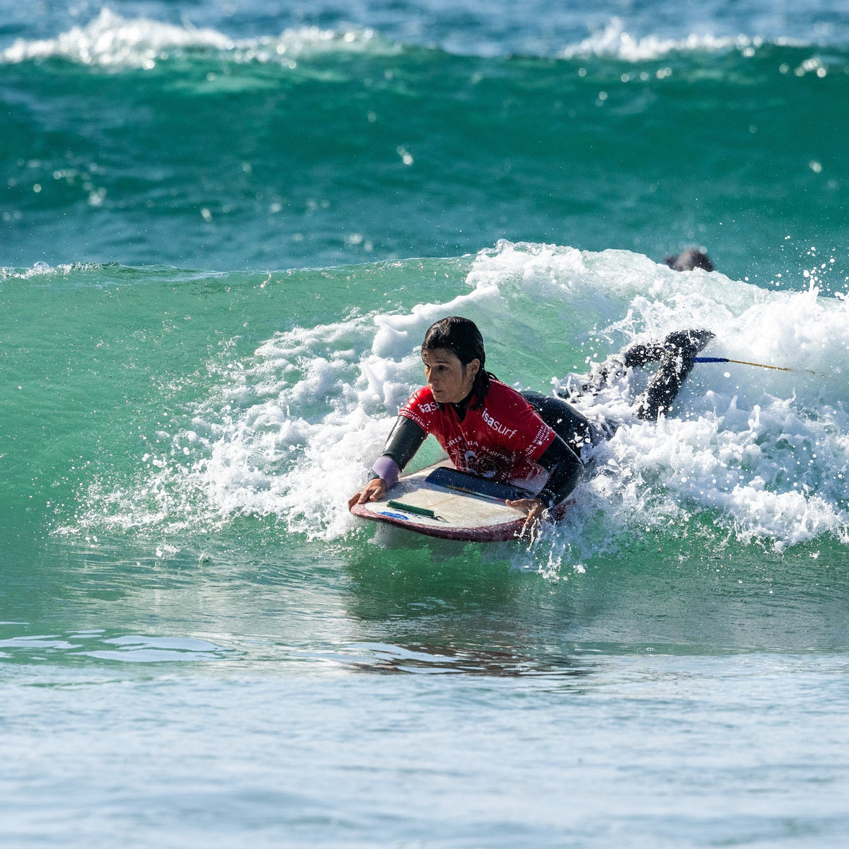 Paloma Oñate practicando parasurf en una ola durante el Mundial ISA 2025