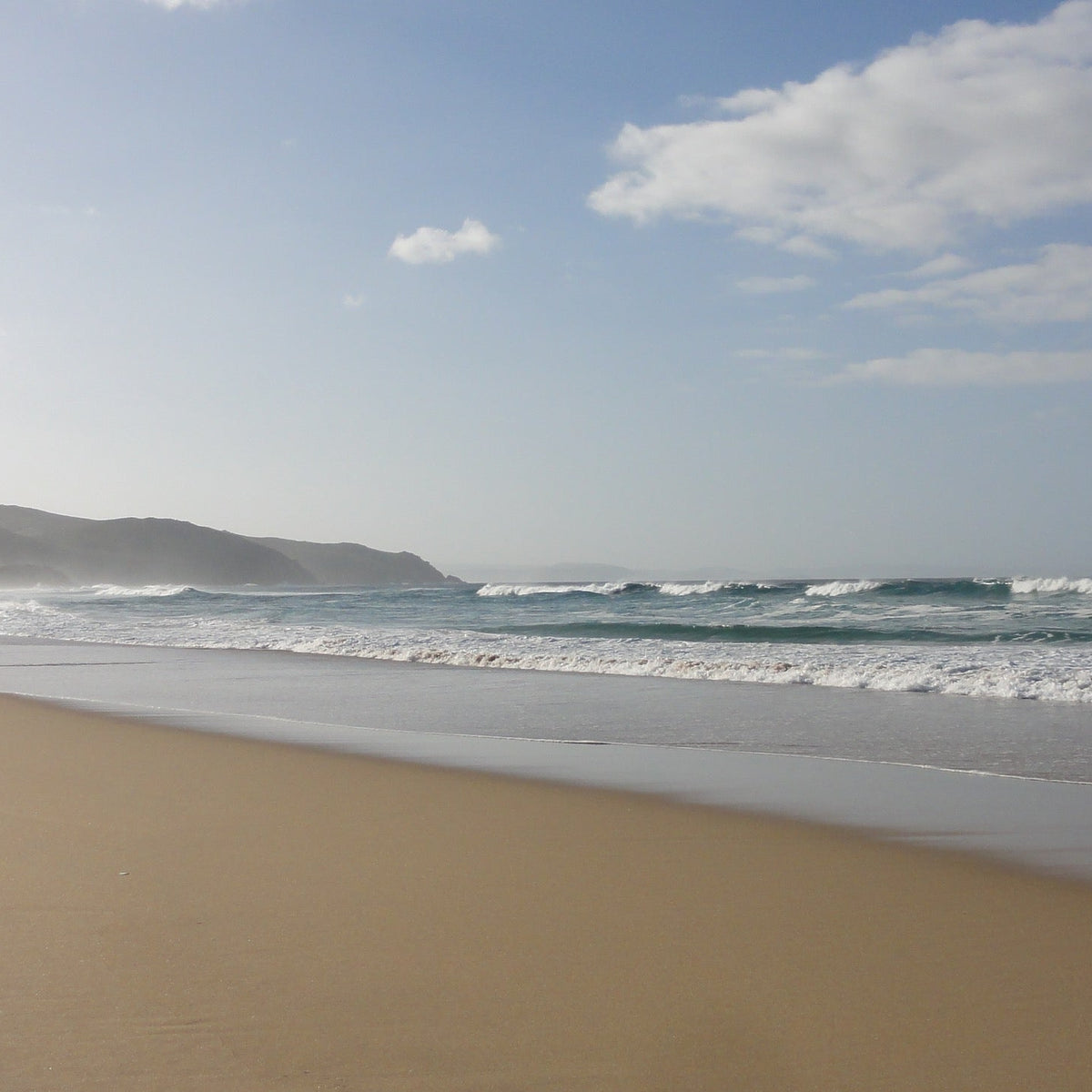 Playa de Doniños en Ferrol, parada de una ruta surfer en camper por Galicia; fotografía real