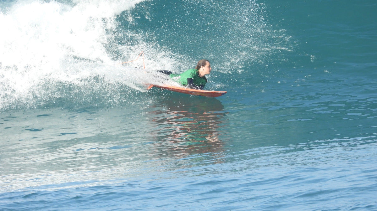 Sarah Almagro surfeando en el U.S. Open Adaptive Surfing Championships 2026 en Oceanside. Foto: Cadena SER.