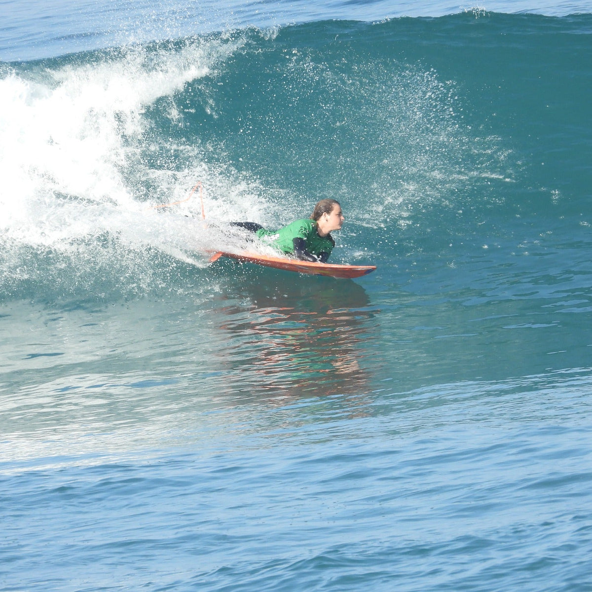 Sarah Almagro surfeando en el U.S. Open Adaptive Surfing Championships 2026 en Oceanside. Foto: Cadena SER.