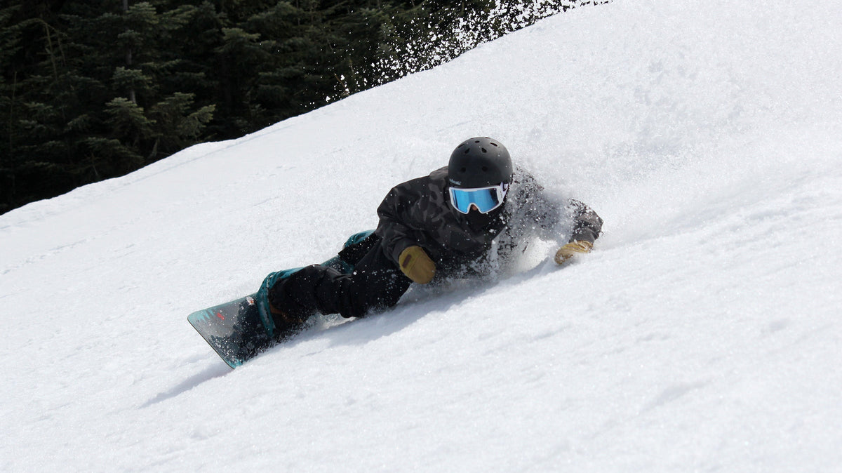 Snowboarder deslizándose por una pista nevada