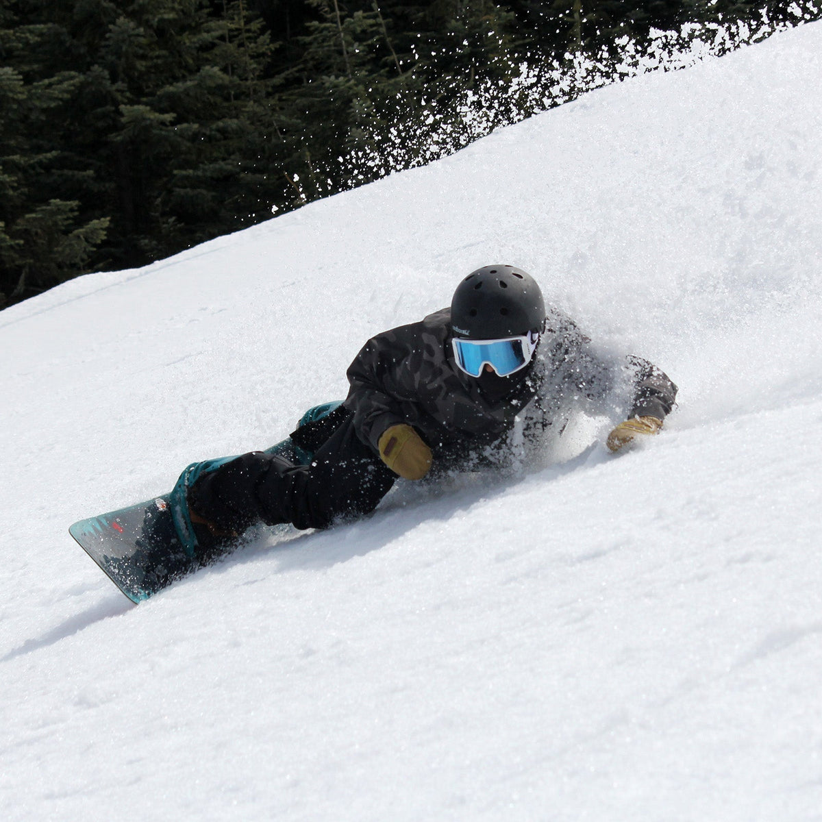 Snowboarder deslizándose por una pista nevada