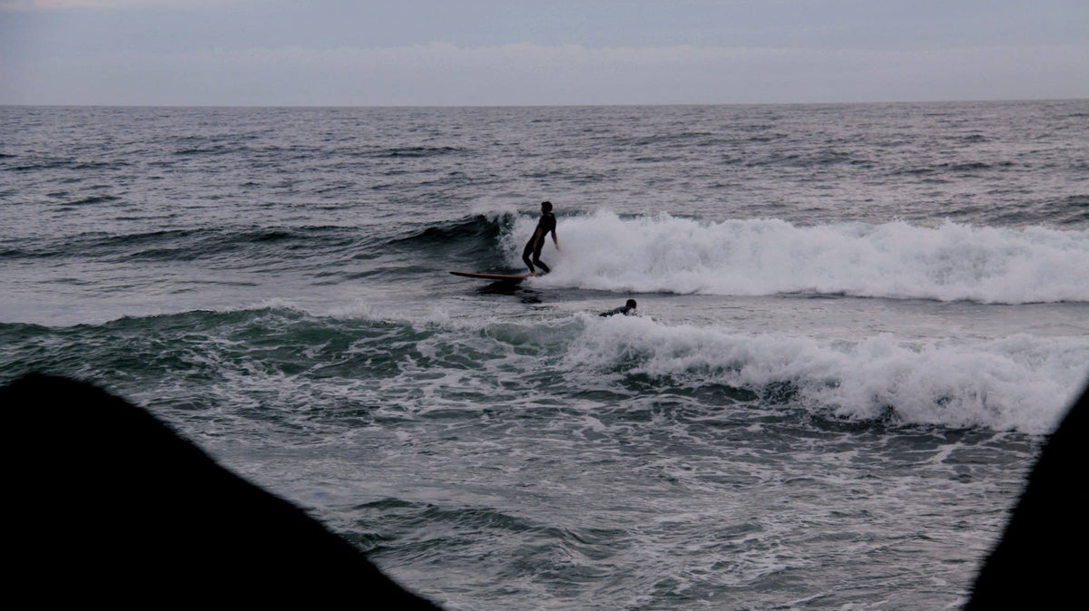 Surfista de longboard sobre una ola, imagen editorial para Socorro Classic 2026 en THE SURF TOWN JOURNAL