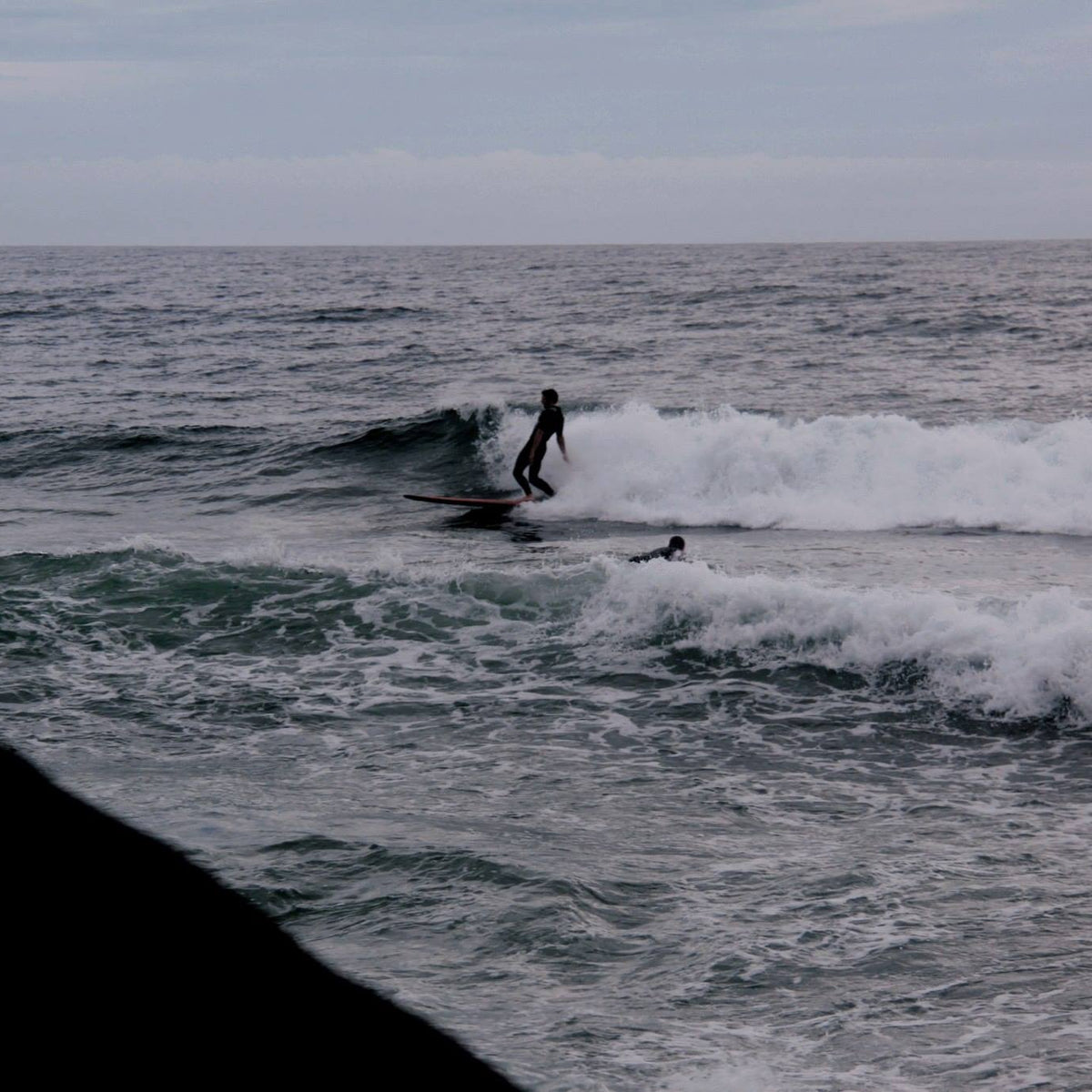 Surfista de longboard sobre una ola, imagen editorial para Socorro Classic 2026 en THE SURF TOWN JOURNAL