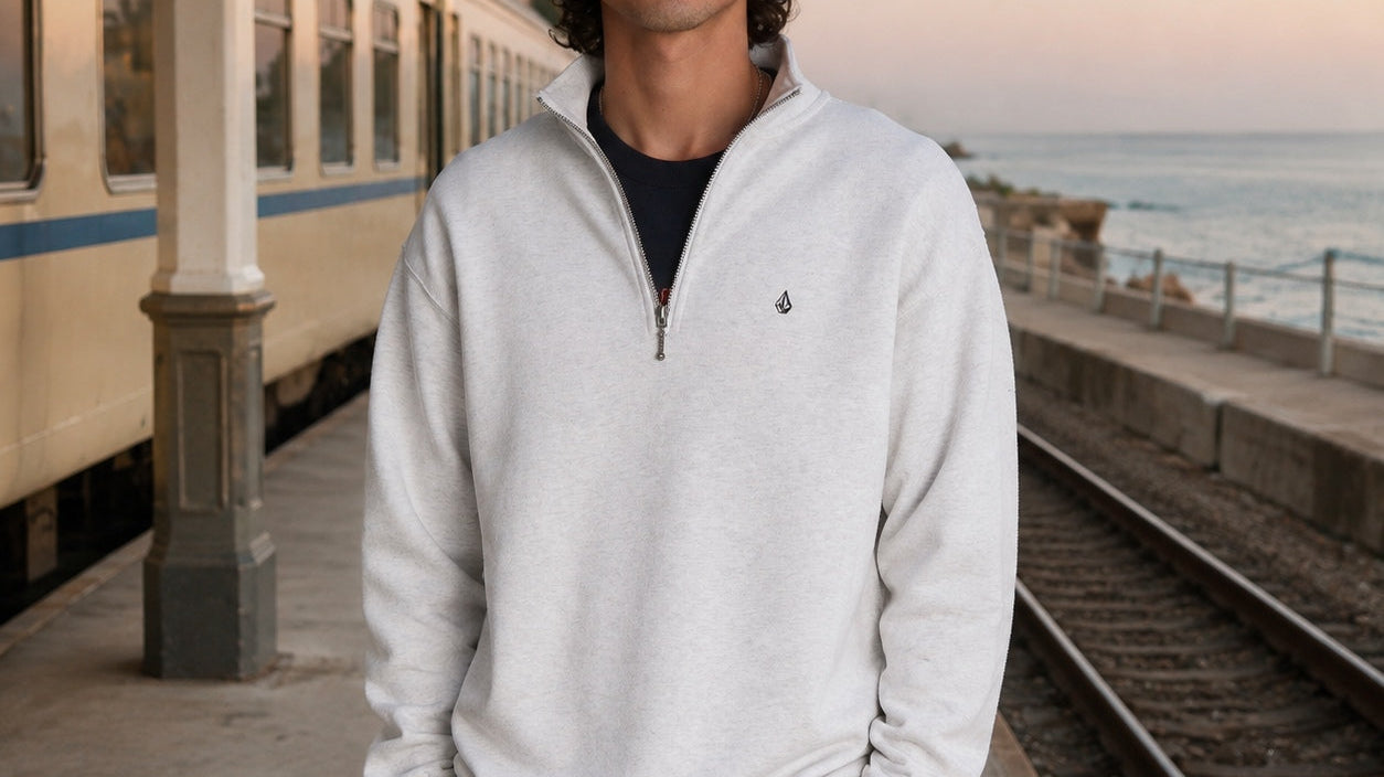 Sudaderas Volcom de hombre para otoño 2026 con Single Stone Quarter Zip, imagen editorial de THE SURF TOWN