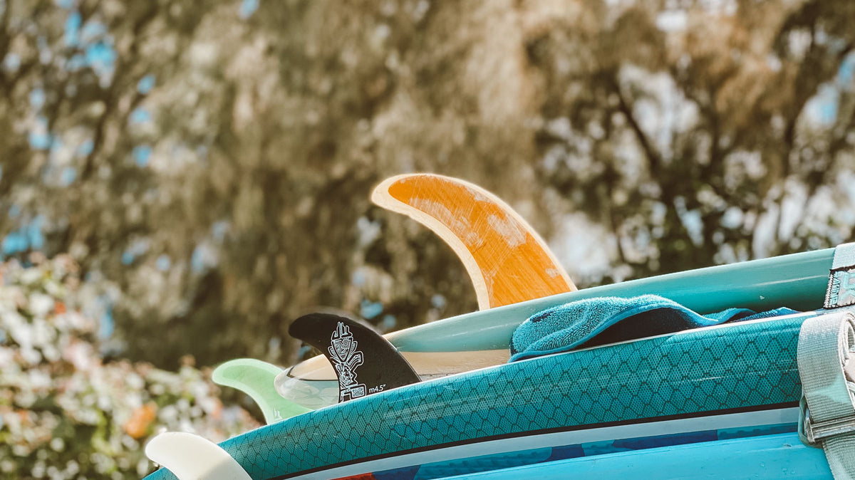 Tablas de surf sobre un coche expuestas al sol