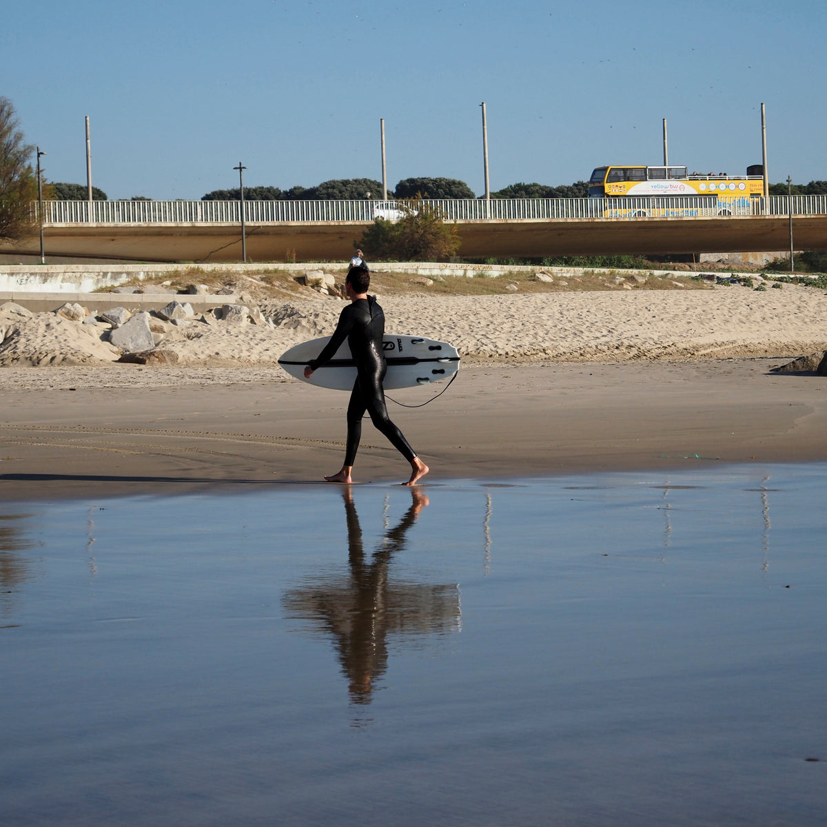 Surfista en la playa de Matosinhos después de una sesión, contexto para cambiarse con un poncho de surf