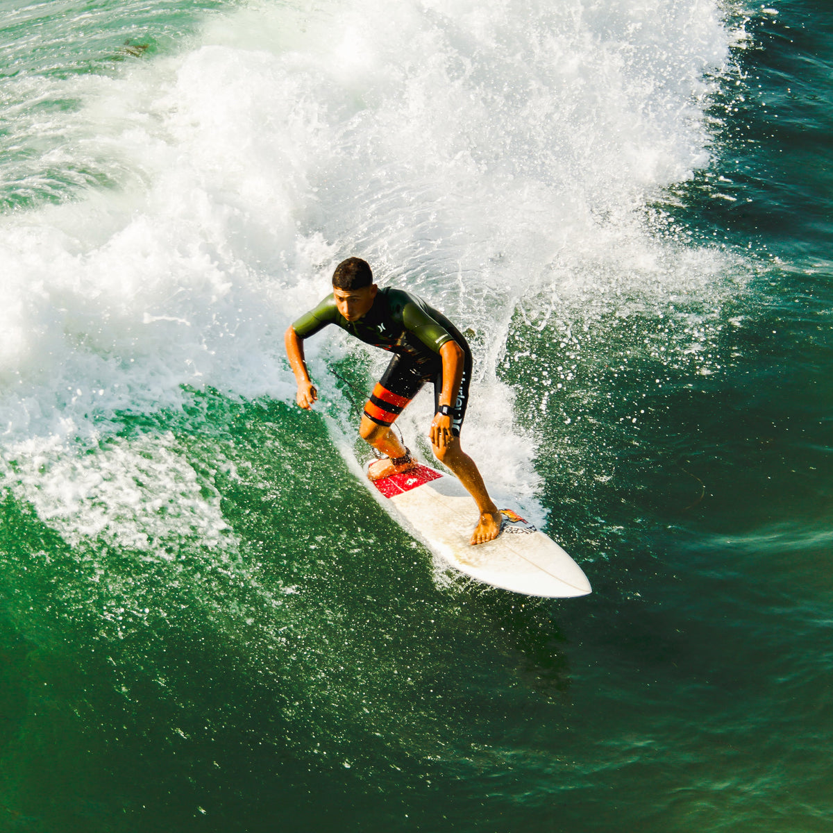 Surfista con traje de surf en una ola de Imperial Beach, imagen real para THE SURF TOWN JOURNAL