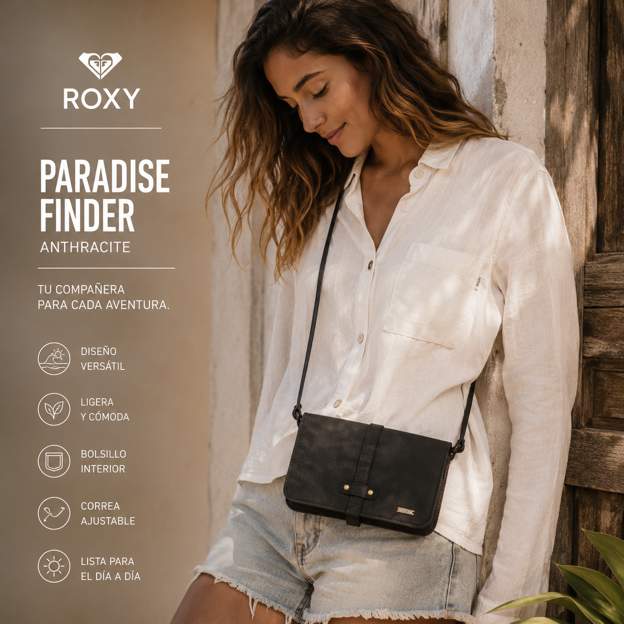 Bolso Roxy Paradise Finder Anthracite mujer en campaña lifestyle premium junto a beach house y atardecer tropical