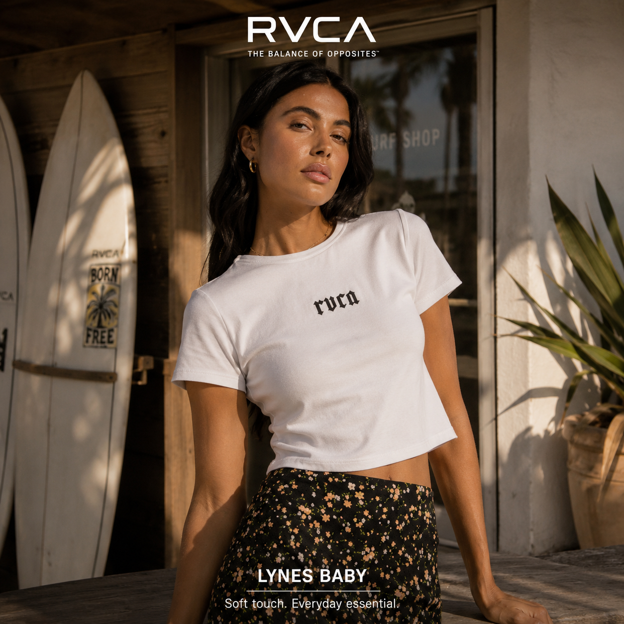 Camiseta Rvca Lynes Baby para mujer en color blanco con corte cropped y estilo surf lifestyle femenino