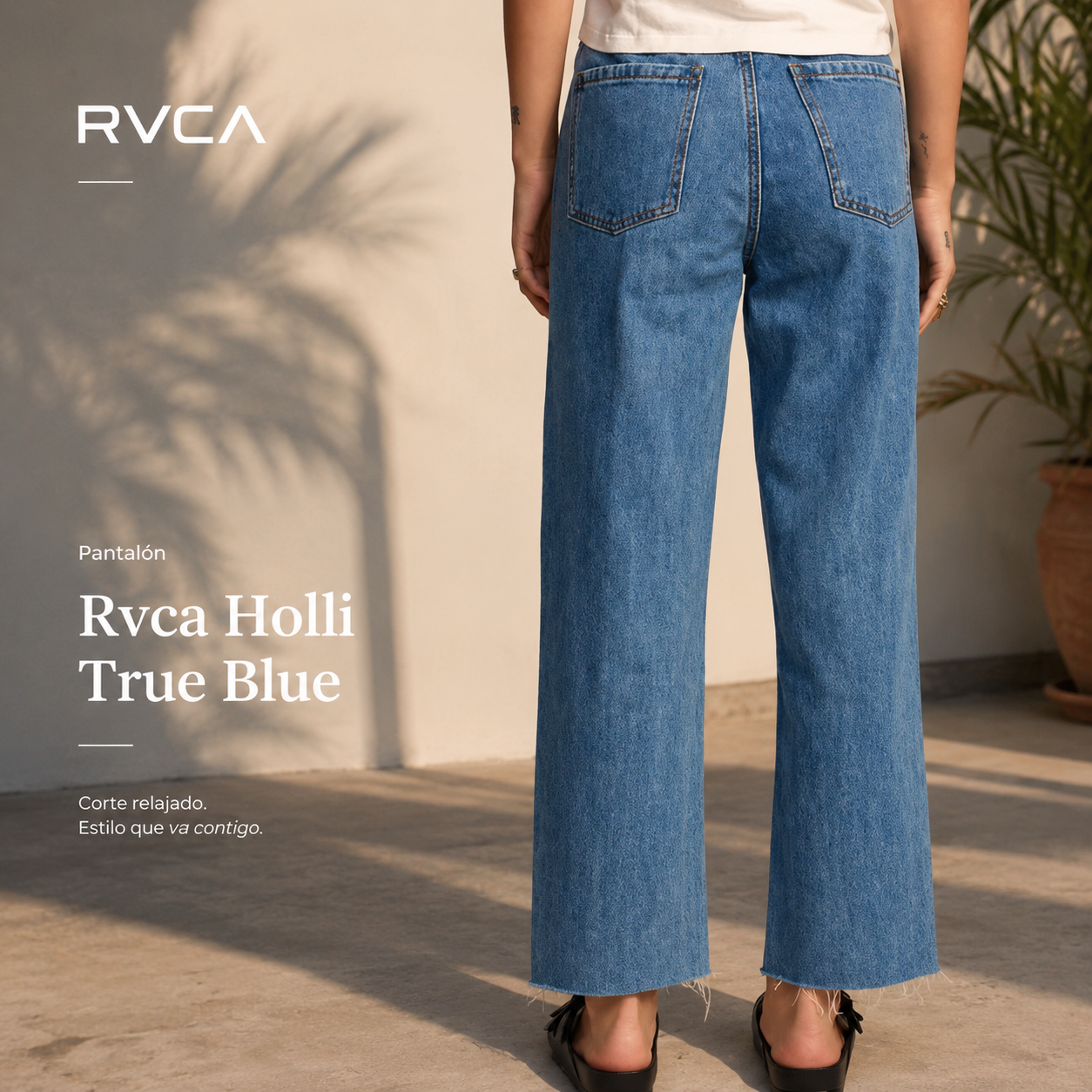 Pantalón Rvca Holli True Blue de mujer en escena editorial lifestyle premium con luz natural y estética surfwear femenina