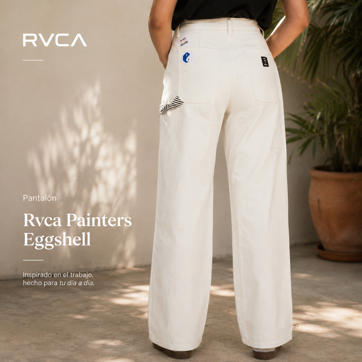 Pantalón Rvca Painters Eggshell de mujer en escena editorial premium con luz natural y estilo surfwear relajado