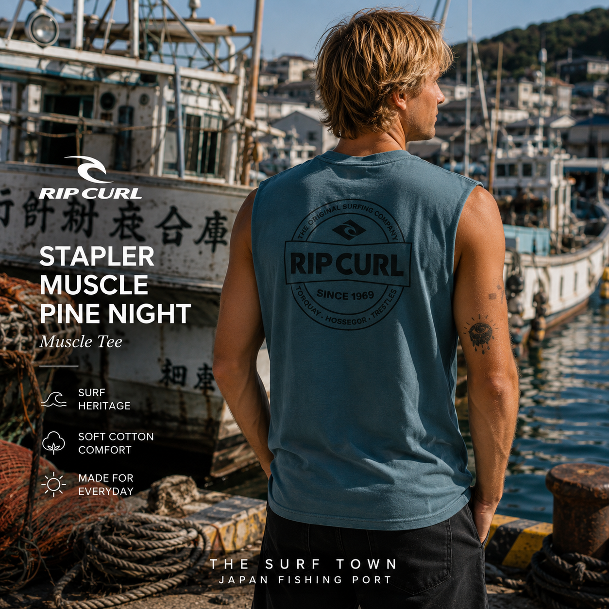 Fotografía propia de THE SURF TOWN de la camiseta sin mangas Rip Curl Stapler Muscle Pine Night para hombre en un puerto pesquero japonés con barcos tradicionales, redes marineras y ambiente surf lifestyle premium.