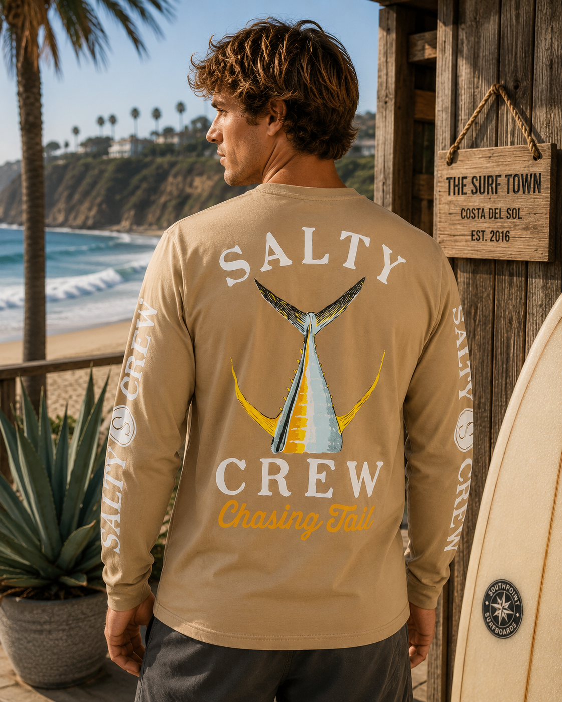 Licra Salty Crew Tailed LS Khaki UPF50 para hombre en ambiente surf lifestyle junto a la playa con estilo Costa del Sol y beach vibes premium