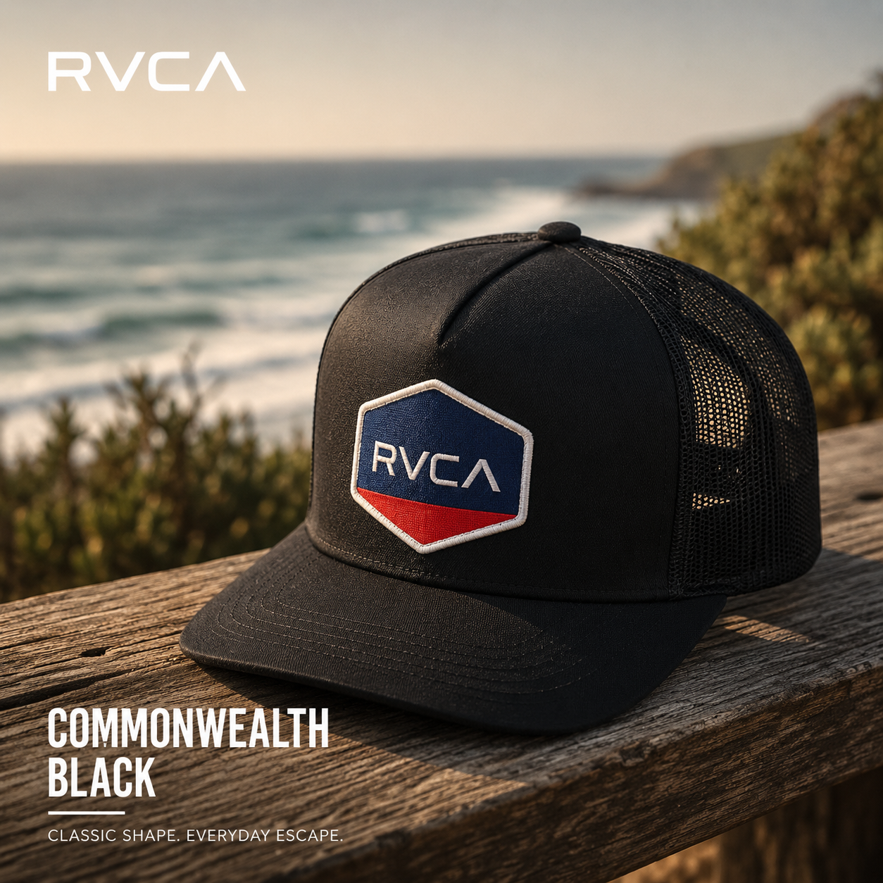 Gorra Rvca Commonwealth Black en campaña surf lifestyle premium junto al océano y madera coastal vintage