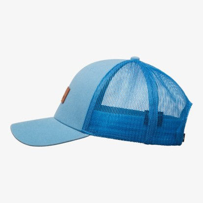 vista lateral de Gorra Quiksilver de color azul con rejilla trasera y logo de piel cosido en la parte delantera