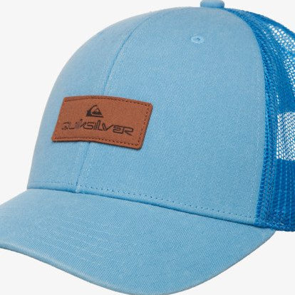 detalle delantero de Gorra Quiksilver de color azul con rejilla trasera y logo de piel cosido en la parte delantera