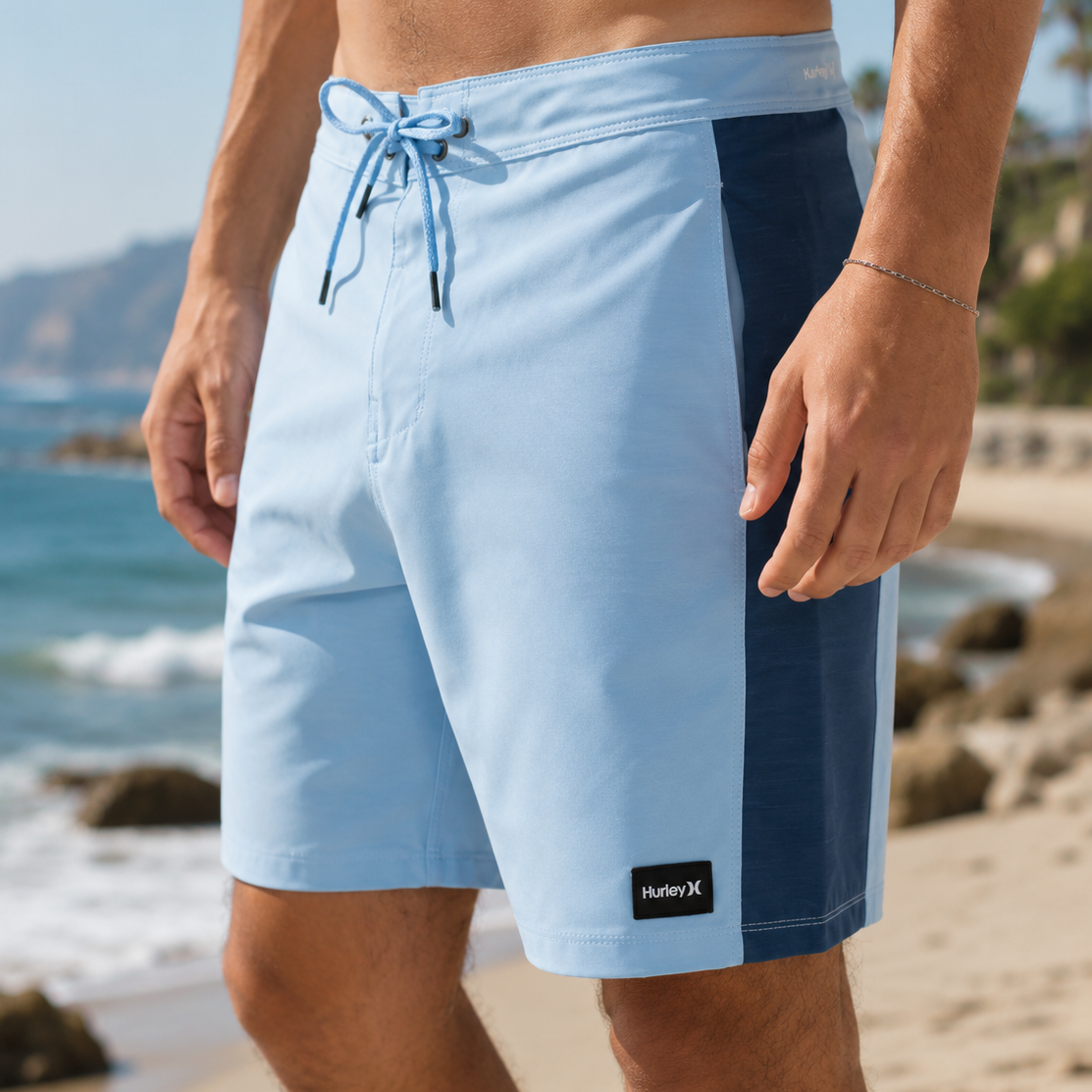 Bañador Hurley Phantom Fastlane azul claro para hombre en escenario lifestyle de playa y surf verano