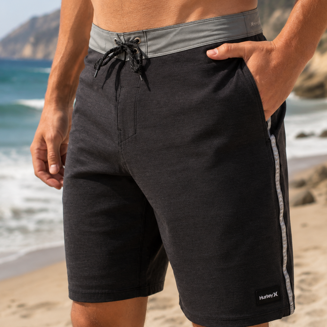 Bañador Hurley Phantom Hybrid negro y marrón para hombre en entorno lifestyle surf y playa mediterránea