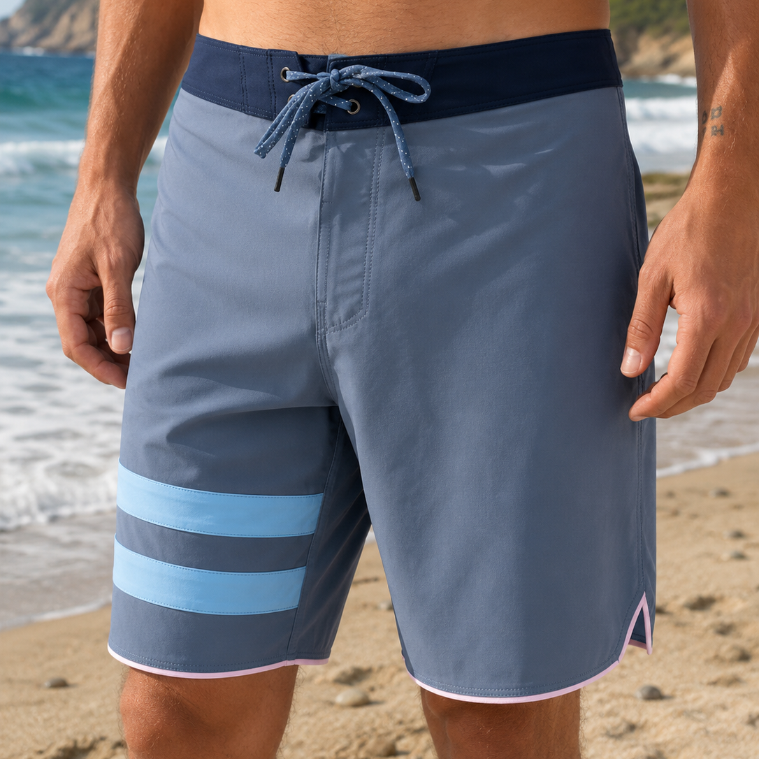 Bañador Hurley Phantom Party Solid azul para hombre en escenario lifestyle de playa y surf verano