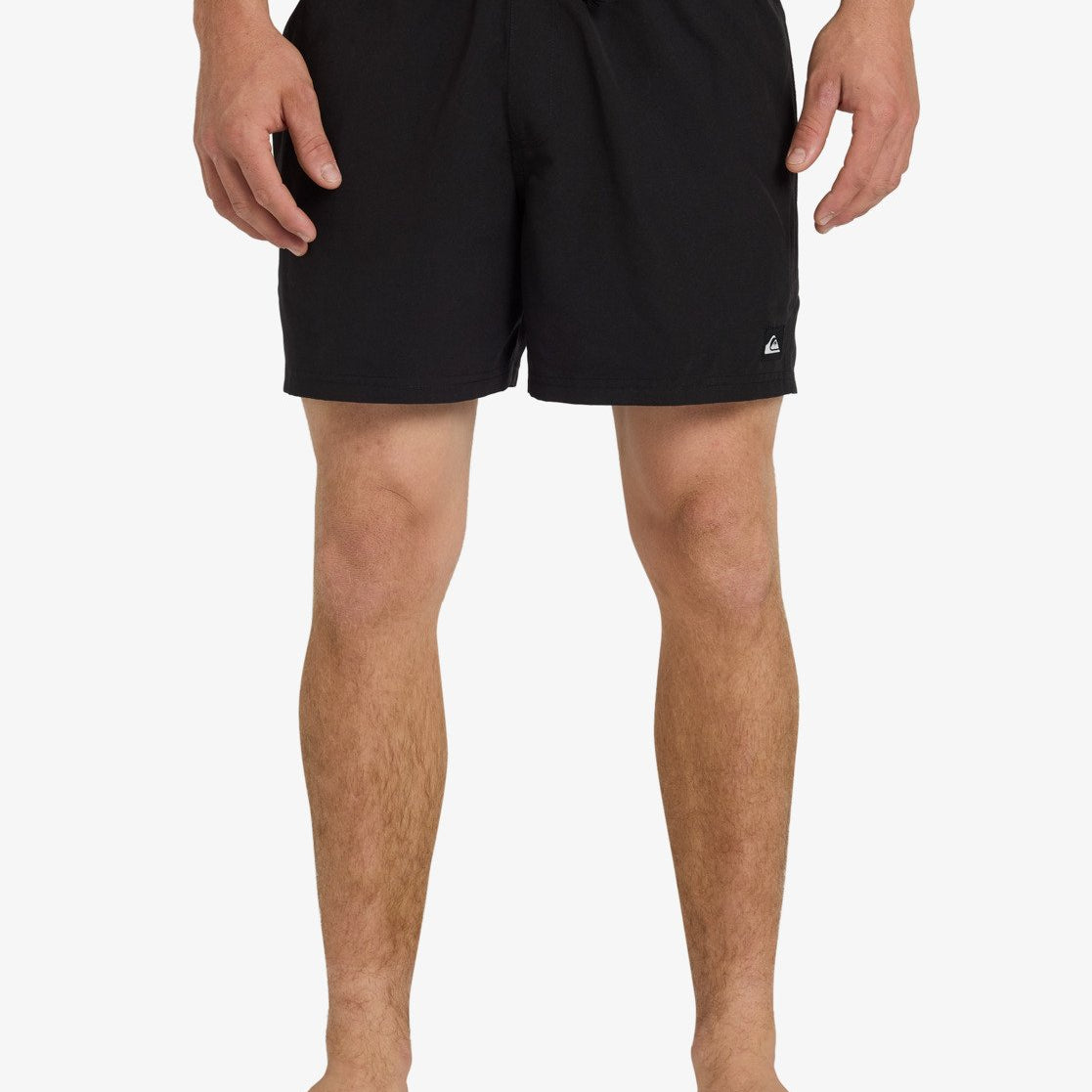 Bañador QUIKSILVER negro de hombre corto con secado rápido y diseño minimalista, ideal para playa, piscina o surf con máxima comodidad
