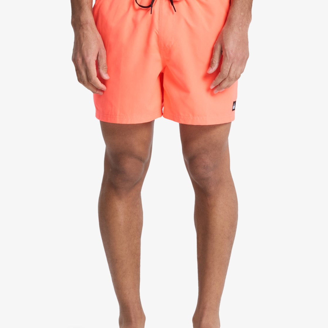 Bañador QUIKSILVER coral de hombre corto con secado rápido y diseño veraniego, ideal para playa, piscina o surf con máxima comodidad