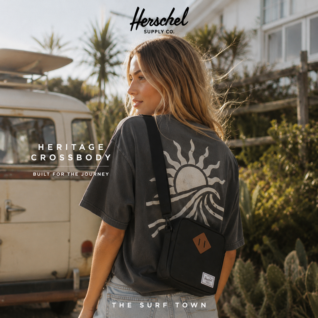 Bandolera Herschel Heritage Crossbody Black en fotografía editorial propia de THE SURF TOWN con estilo urbano surf lifestyle y viaje coastal premium