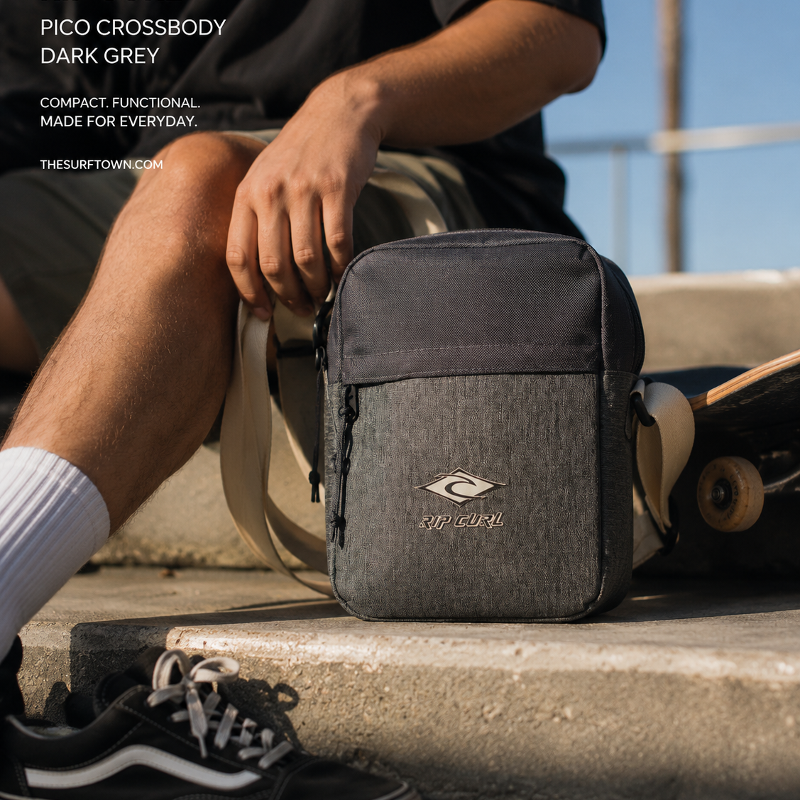 Bandolera Rip Curl No Idea Pouch Grey Heather lifestyle editorial premium en entorno urbano surf
