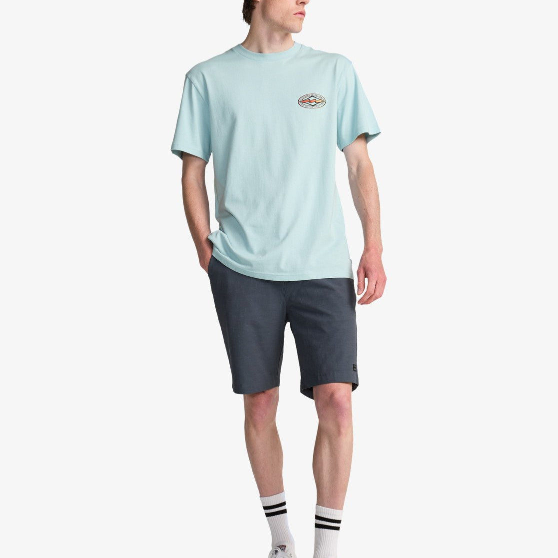 hombre vistiendo unas bermudas billabong crossfire solid 20 ombre blue