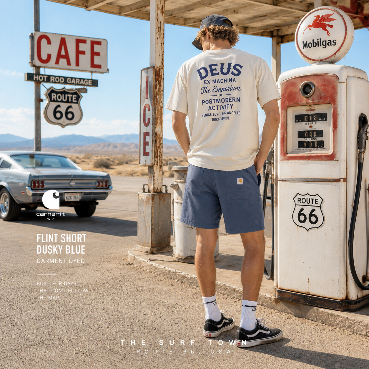 Fotografía propia de THE SURF TOWN de las bermudas Carhartt WIP Flint Short Dusky Blue Garment Dyed para hombre en una gasolinera vintage de Route 66 con estética roadtrip americana y ambiente lifestyle premium.
