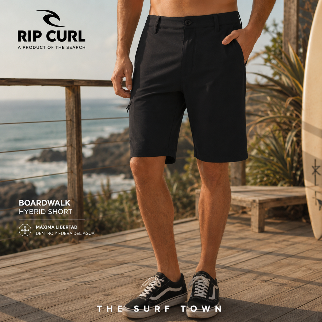 Bermudas híbridas Rip Curl Boardwalk Black para hombre en terraza costera frente al océano, fotografía editorial propia de THE SURF TOWN con estilo surf lifestyle premium
