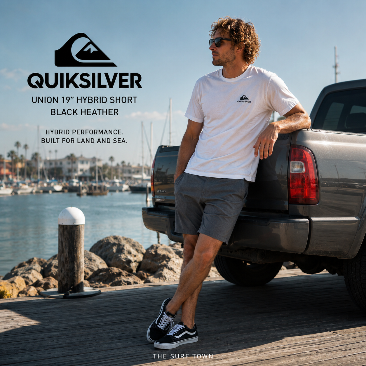 Bermudas Quiksilver Híbrido Union 19 Black Heather en puerto deportivo premium, fotografía editorial propia de THE SURF TOWN, short híbrido de secado rápido para playa, navegación, viajes y surf lifestyle.