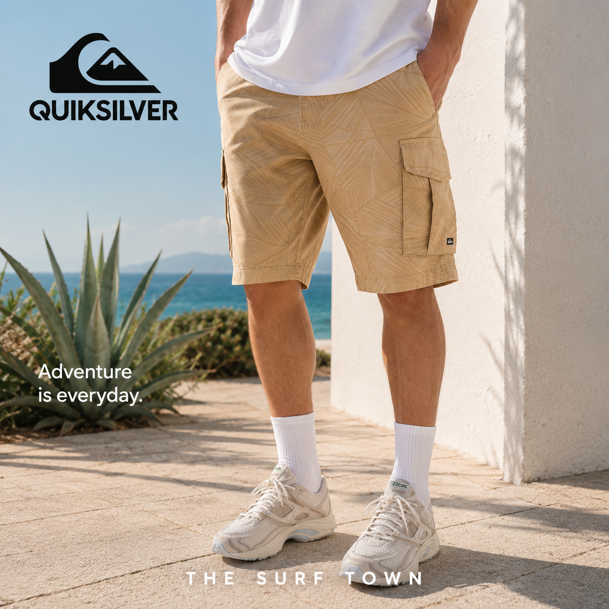 Bermudas Quiksilver MW Cargo Short Khaki en fotografía editorial propia de THE SURF TOWN con estilo surf lifestyle premium y luz solar intensa