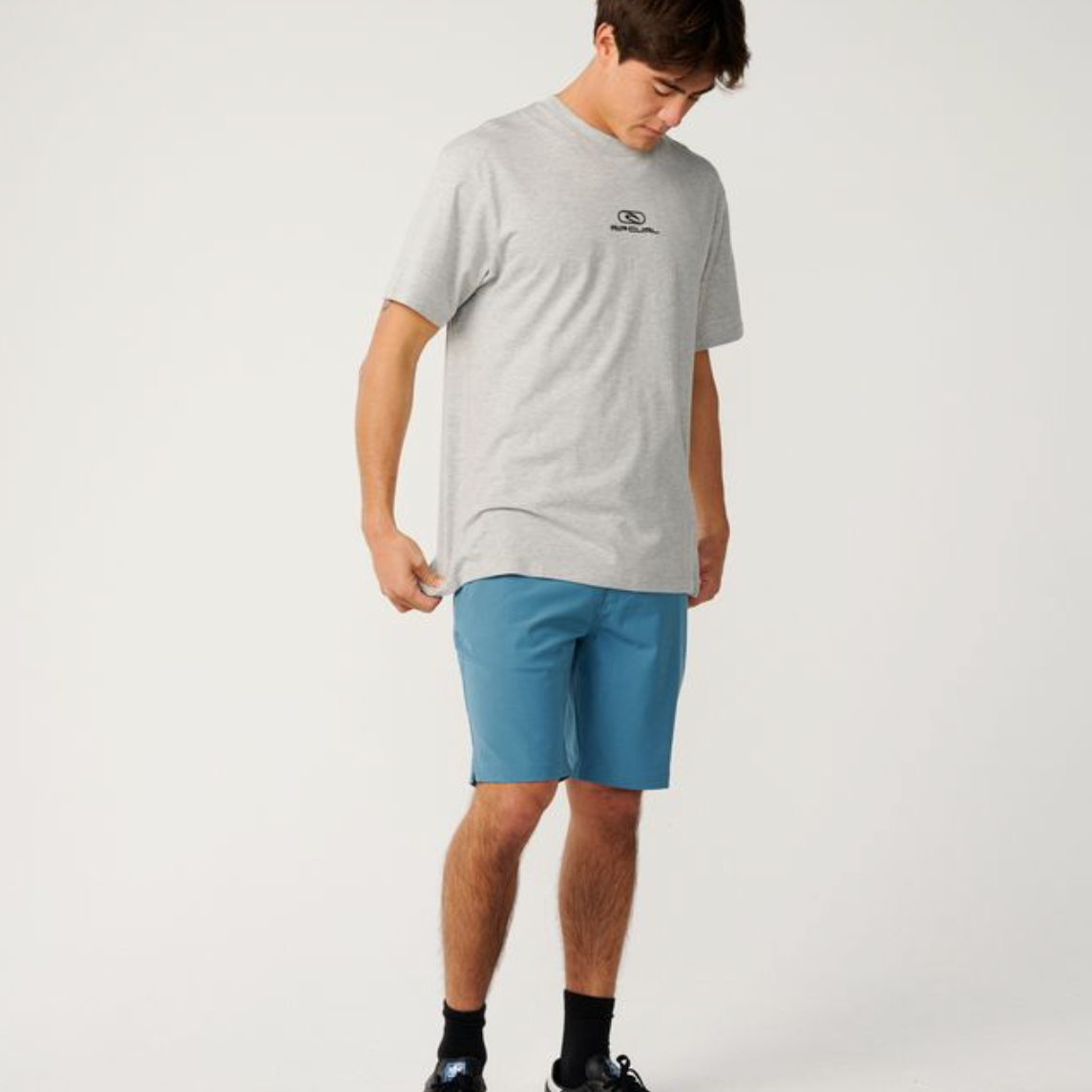 hombre vistiendo unas Bermudas Híbridas Rip Curl Boardwalk Phase 19 Blue Rock