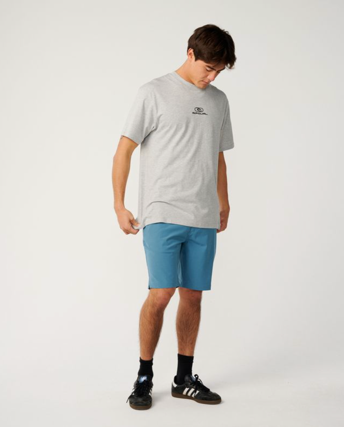 hombre vistiendo unas Bermudas Híbridas Rip Curl Boardwalk Phase 19 Blue Rock