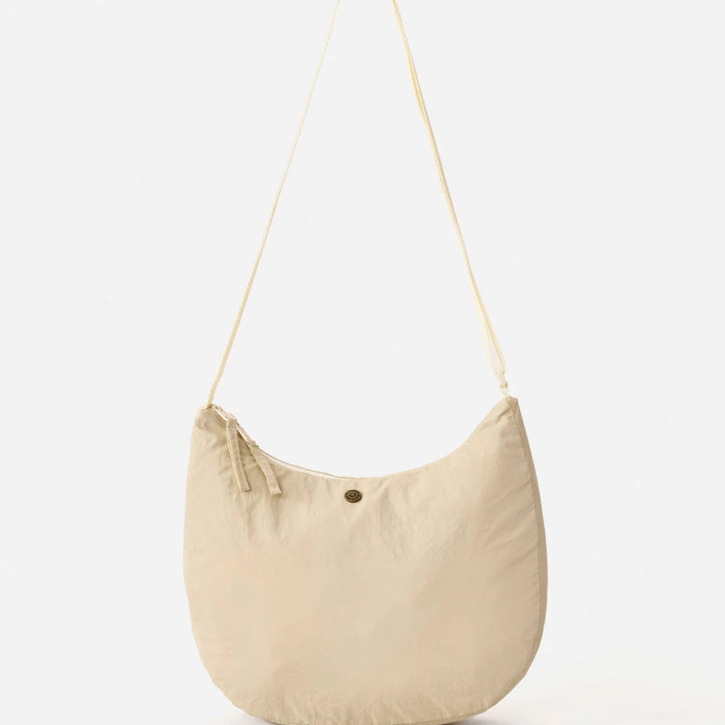 Bolso Rip Curl Everyday 8L Natural tipo bandolera en color beige para uso diario, viajes, playa y estilo surf lifestyle
