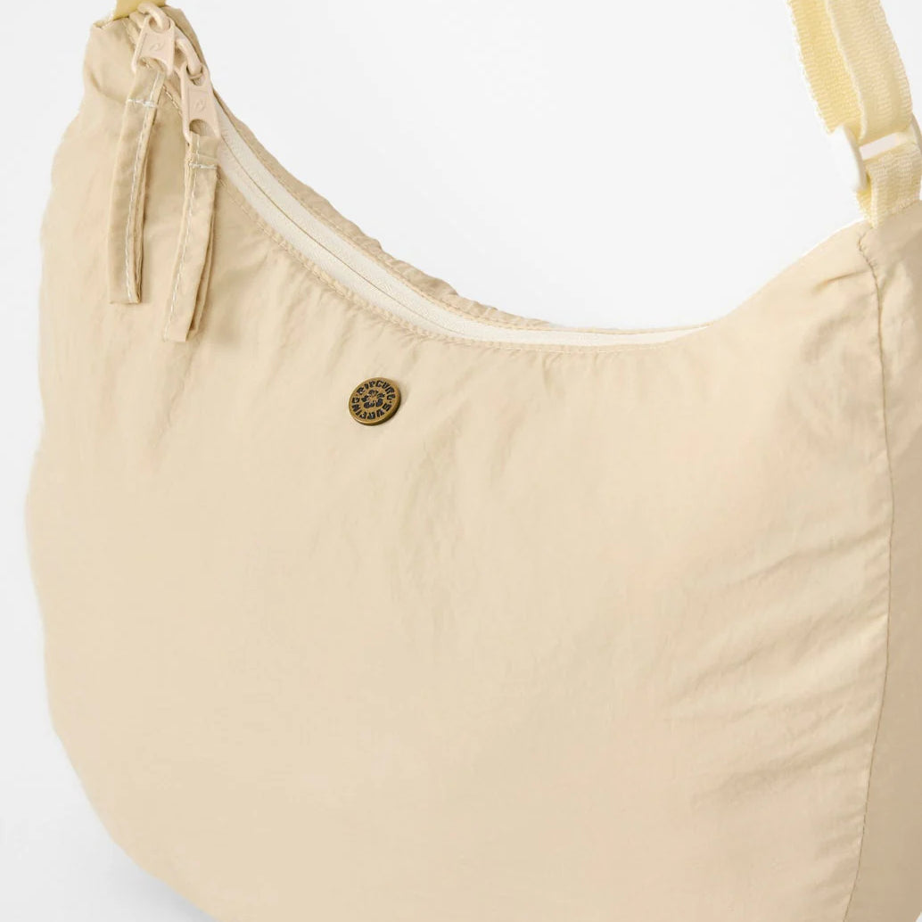 Bolso Rip Curl Everyday 8L Natural tipo bandolera en color beige para uso diario, viajes, playa y estilo surf lifestyle