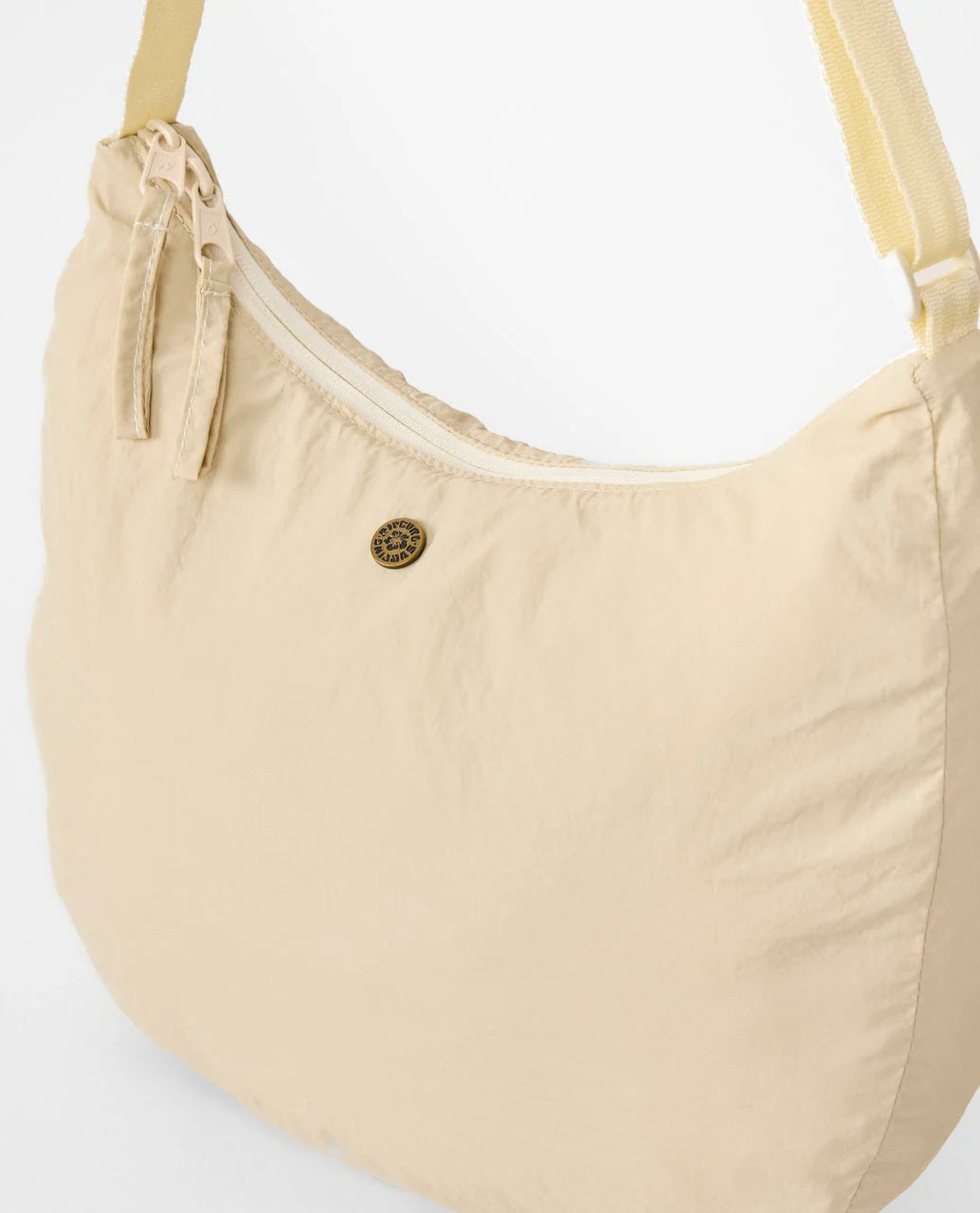 Bolso Rip Curl Everyday 8L Natural tipo bandolera en color beige para uso diario, viajes, playa y estilo surf lifestyle