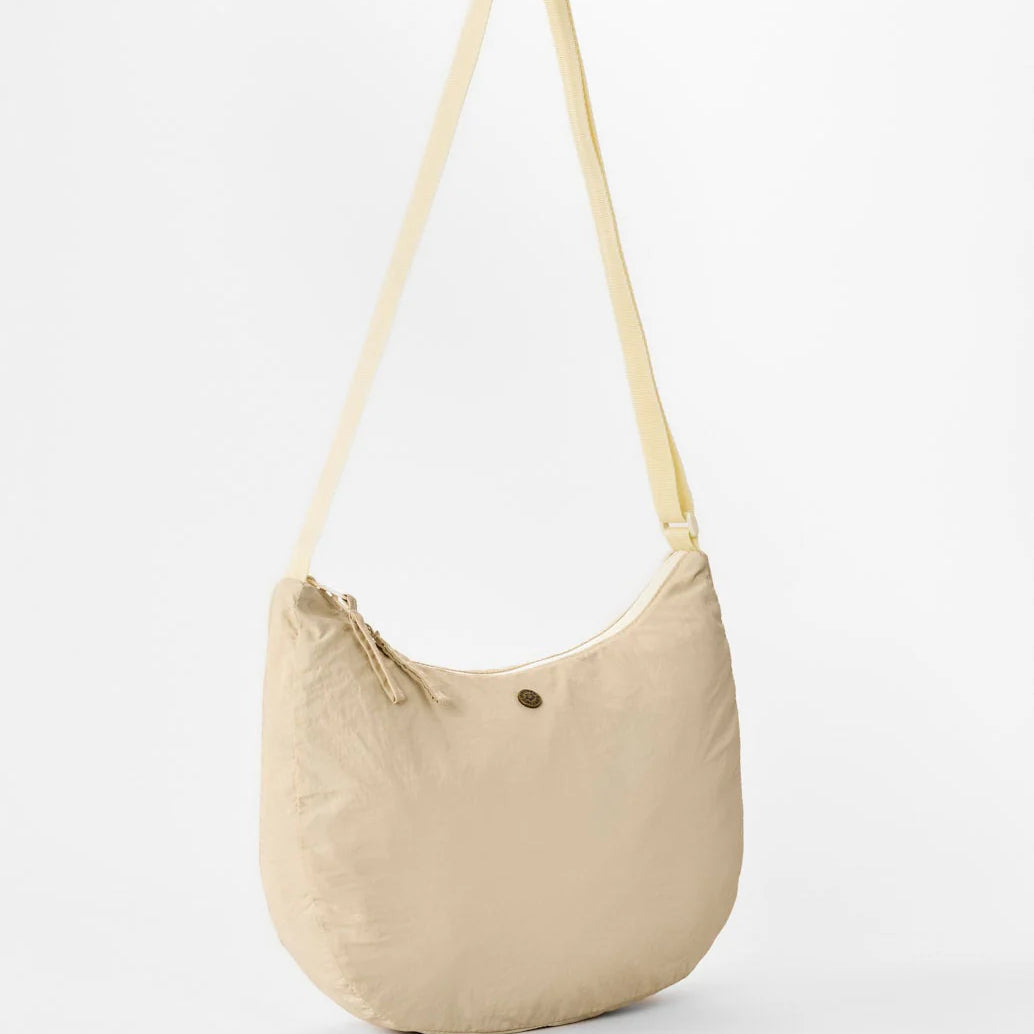 Bolso Rip Curl Everyday 8L Natural tipo bandolera en color beige para uso diario, viajes, playa y estilo surf lifestyle