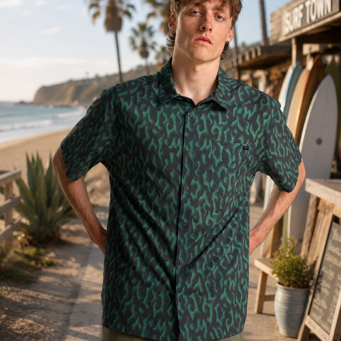 Camisa Billabong Surftrek Perf Green Grey para hombre en beach surf club junto al mar con estilo surfero premium y ambiente Costa del Sol