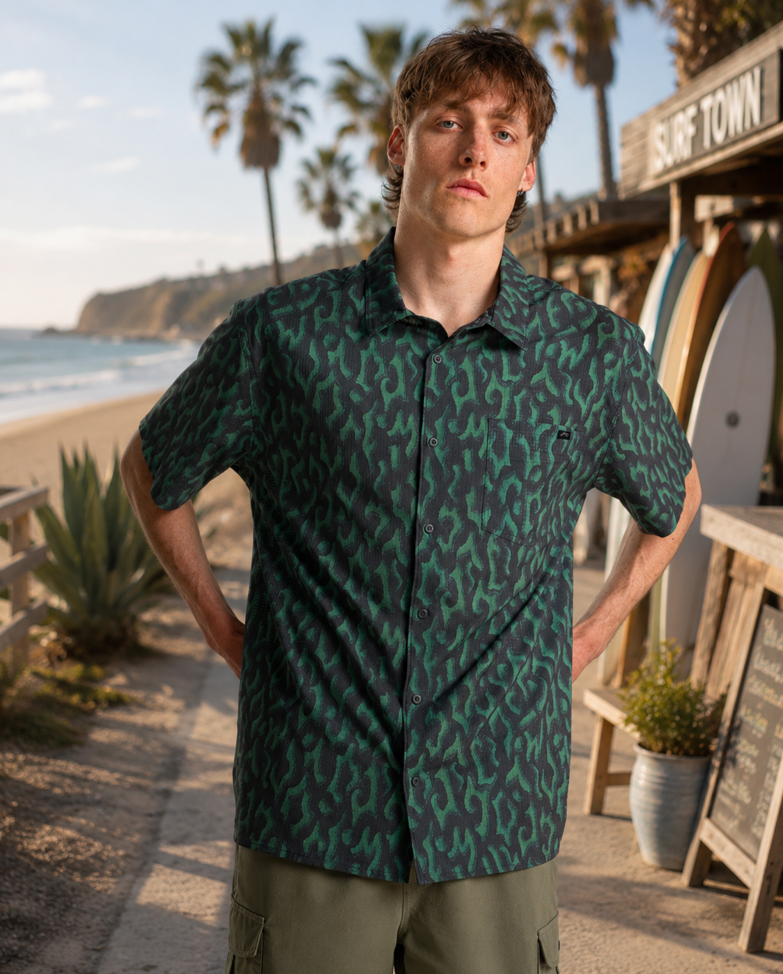 Camisa Billabong Surftrek Perf Green Grey para hombre en beach surf club junto al mar con estilo surfero premium y ambiente Costa del Sol