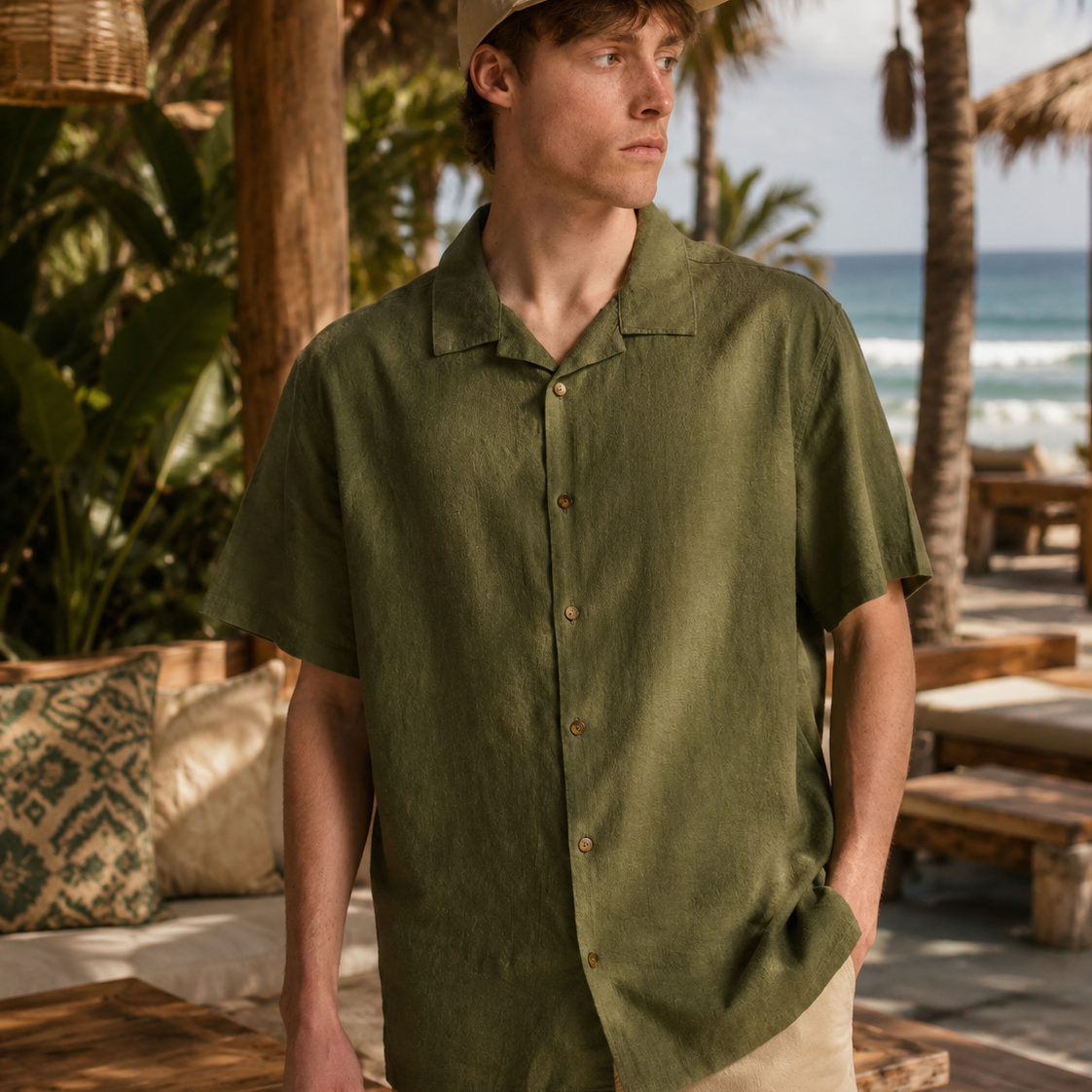 Camisa Billabong Vacay Linen verde para hombre en beach club tropical junto al mar