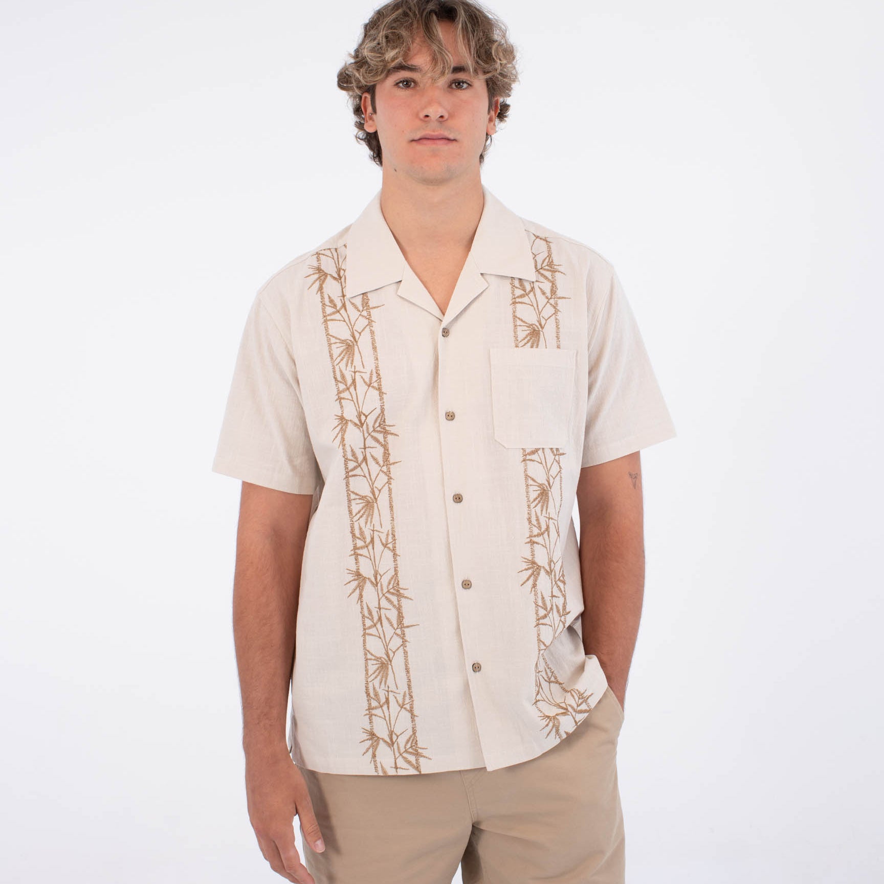 Camisa Hurley Sano Camp Embroidered SS Bone beige con bordados verticales y cuello camp para hombre, estilo verano surf elegante