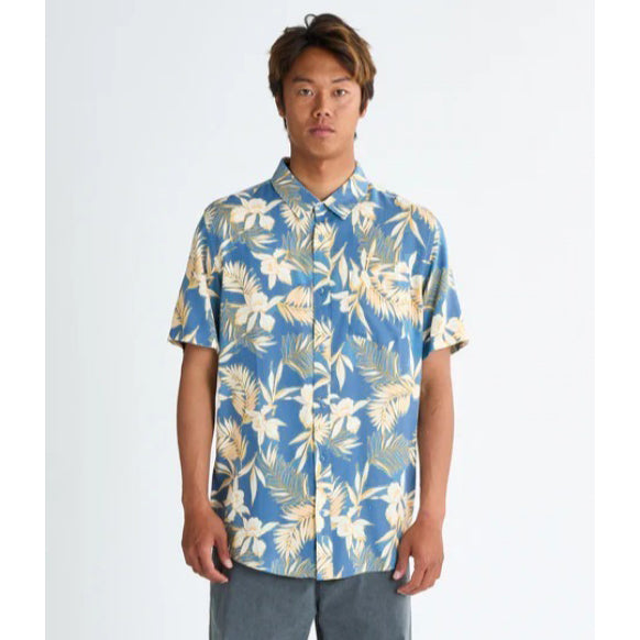 Camisa QUIKSILVER Lemnas Peach Parfait para hombre con estampado tropical azul y manga corta estilo surf casual