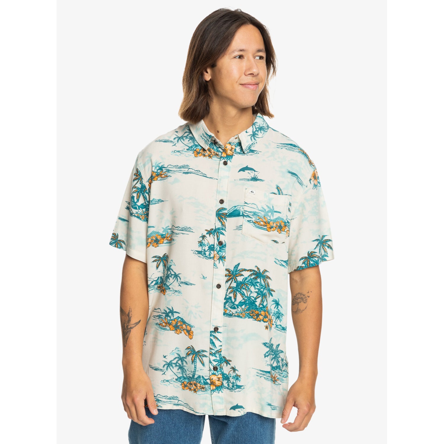 Camisa QUIKSILVER Longmanhill para hombre de manga corta con estampado tropical sobre fondo blanco estilo surf verano
