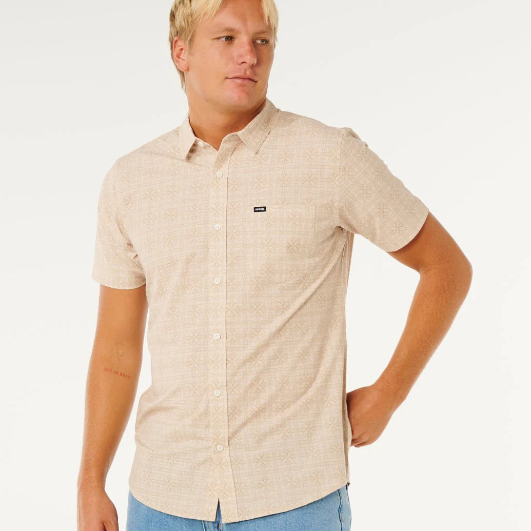 Camisa Rip Curl Aerotech Stone para hombre de manga corta en color beige claro ideal para verano, playa y estilo surf lifestyle