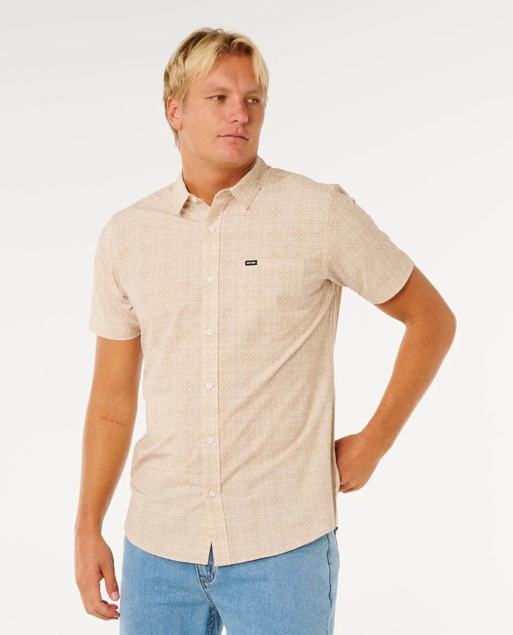 Camisa Rip Curl Aerotech Stone para hombre de manga corta en color beige claro ideal para verano, playa y estilo surf lifestyle
