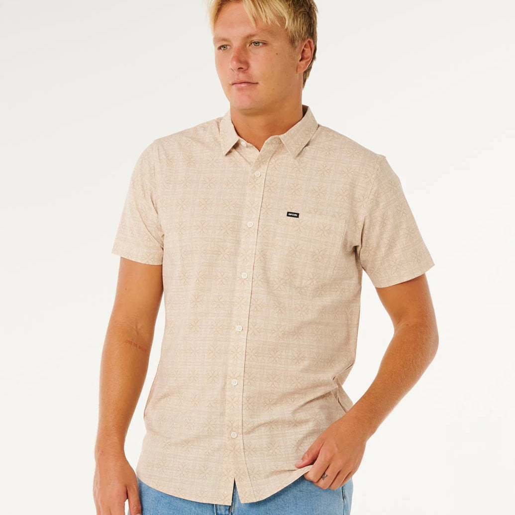 Camisa Rip Curl Aerotech Stone para hombre de manga corta en color beige claro ideal para verano, playa y estilo surf lifestyle