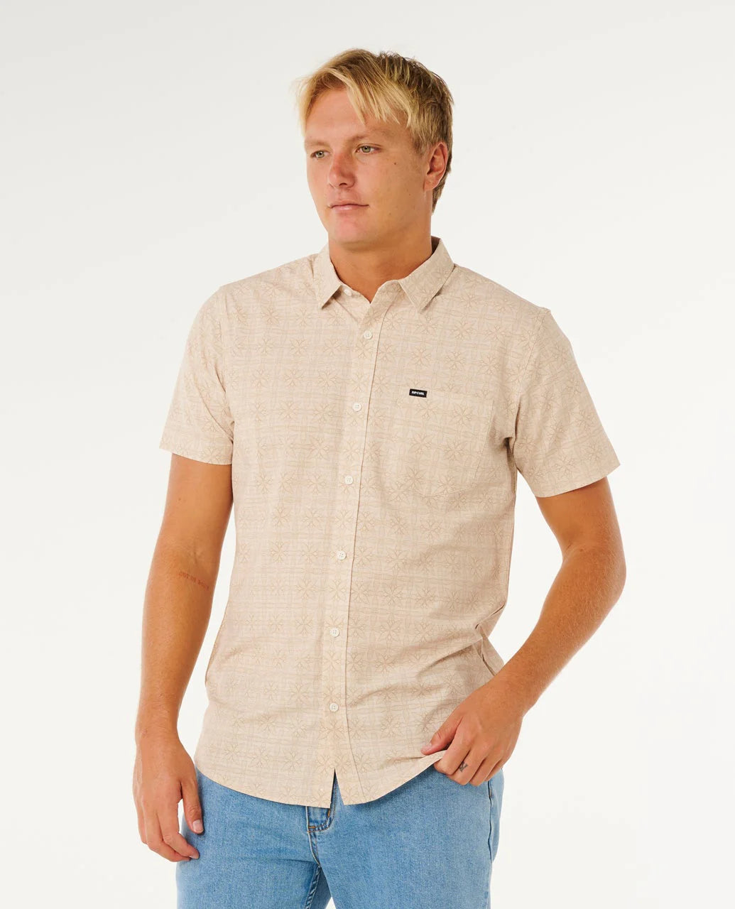 Camisa Rip Curl Aerotech Stone para hombre de manga corta en color beige claro ideal para verano, playa y estilo surf lifestyle