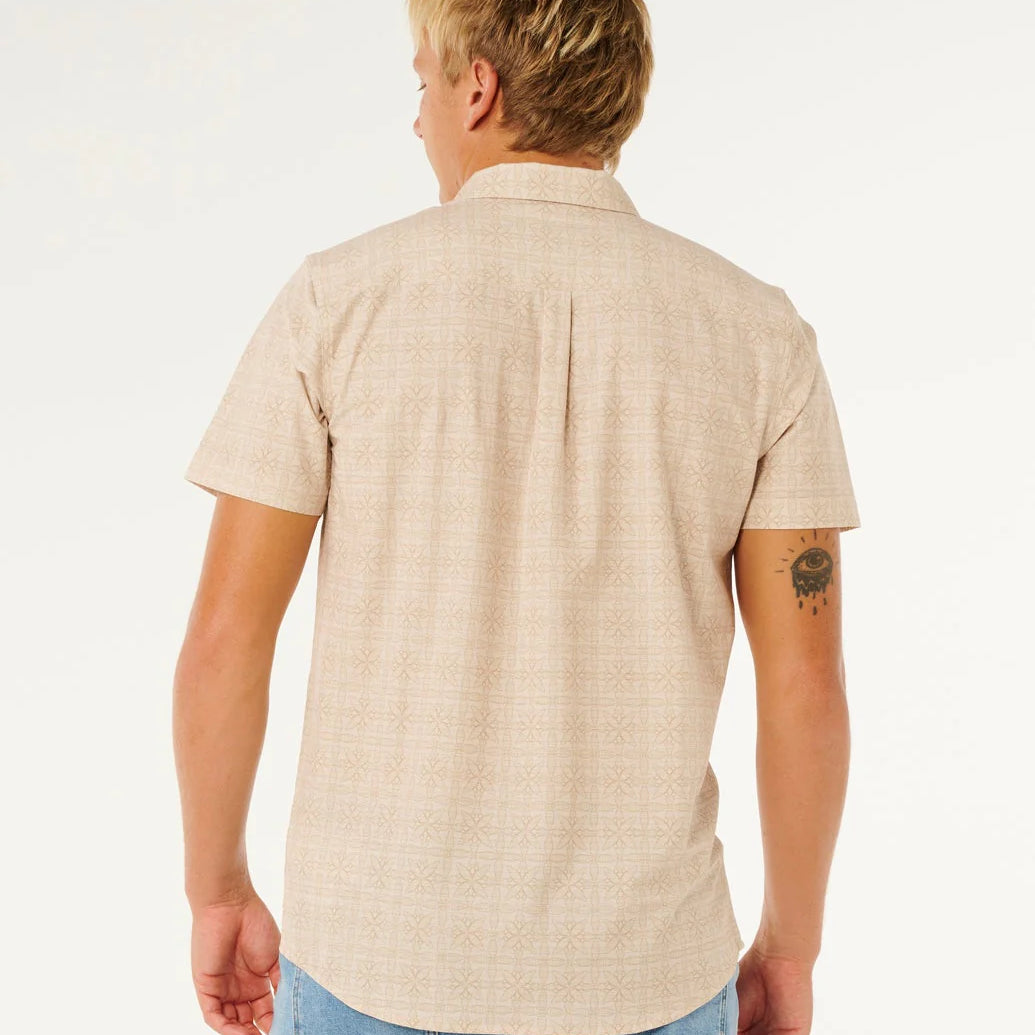 Camisa Rip Curl Aerotech Stone para hombre de manga corta en color beige claro ideal para verano, playa y estilo surf lifestyle